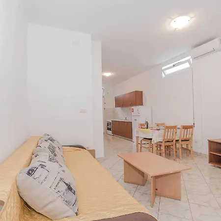 Cozy In Biograd With Wifi Apartman
