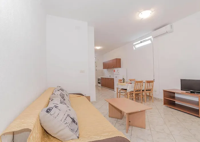 Cozy In Biograd With Wifi Apartman